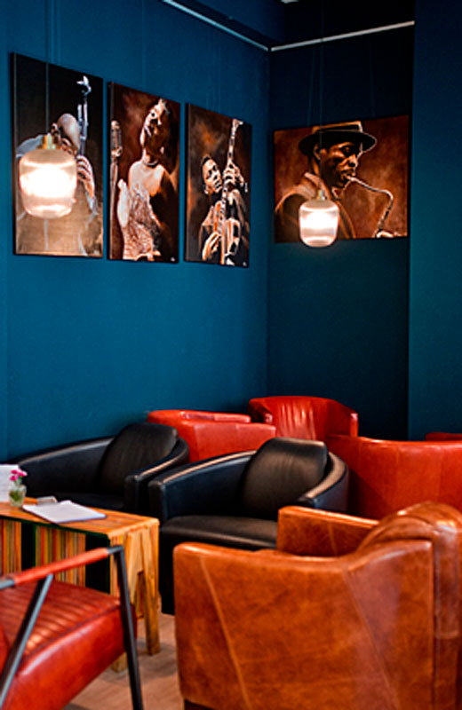 Eine Sitzecke (Sessel) in der Cocktailbar Djammeh Juices.