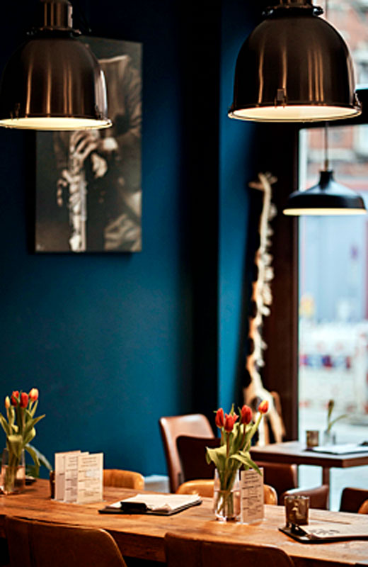 Eine Sitzgruppe (Tisch und Stühle) in der Cocktailbar Djammeh Juices.