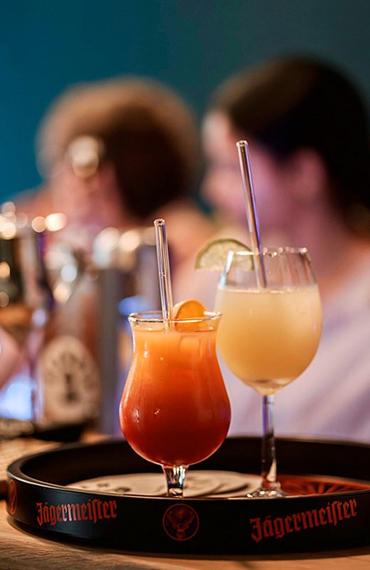 Gäste an der Theke der Cocktailbar.