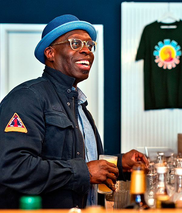 Djammeh an der Cocktail-Bar.