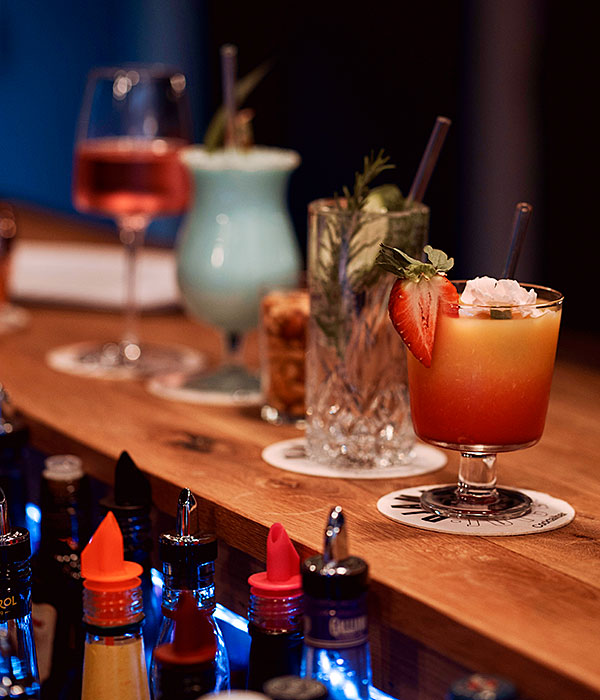 Djammeh an der Cocktail-Bar.