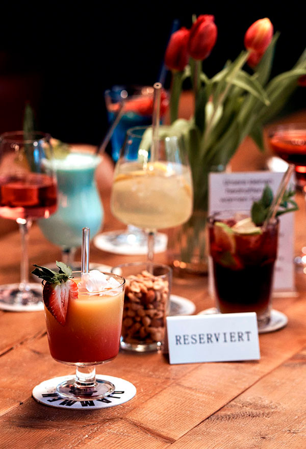 Sitzecke mit Cocktais bei Djammeh Juices.