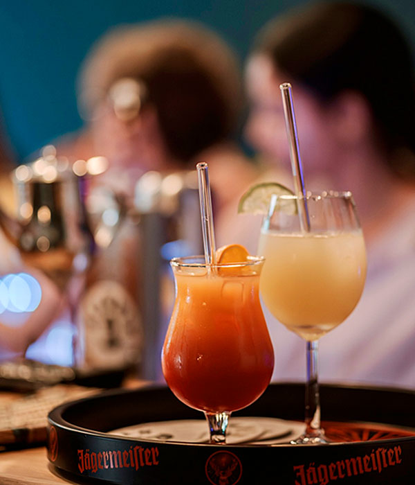 Julia an der Cocktail-Bar.